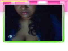 Mayara - Morena & q uot_evang&eacute_lica&quot_ adora mostrar e lamber os seios na webcam.