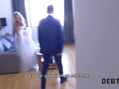 'DEBT4k Lockige Blondine genießt Sex, während der Cuckold-Bräutigam zuschaut'