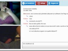 Ragazza italiana fa la troia "a metà" chiudendo la chat....