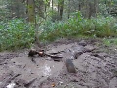 jump and play in mud. Mit Skaterklamotten im Schlamm :)