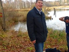 Casado gostosao tomando banho pelado no lago