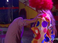 Der Zirkus Ficker Conny fickt die Clownschlampe
