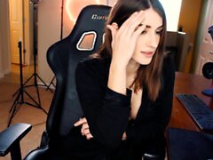 Amateur webcam girl masturbate big dildo