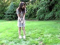 Eager brunette loves sucking hard cock on the golf course